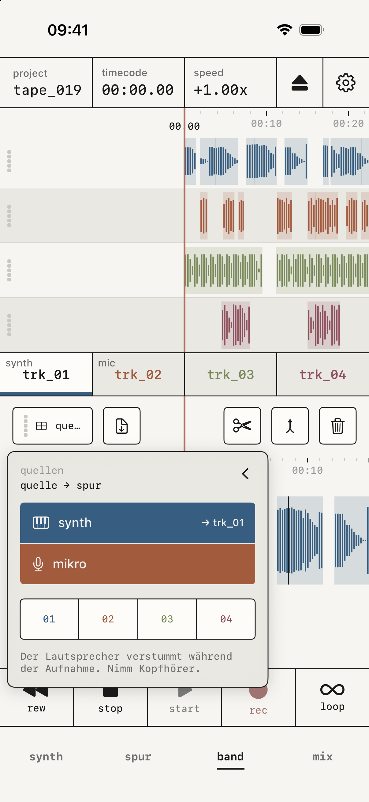 Das quellen-Panel offen über dem Band, der Synth auf trk_01 und das Mikro auf trk_02.