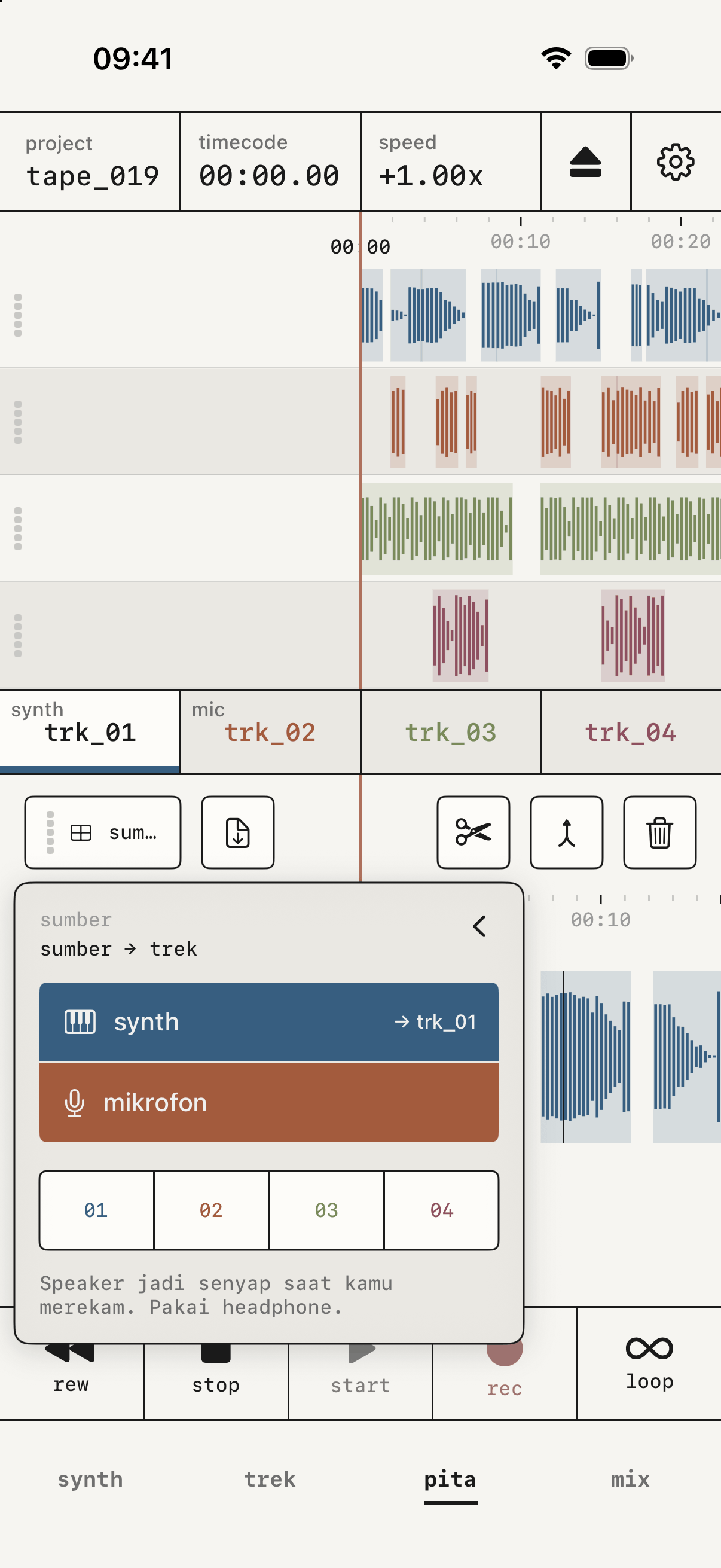 Panel sumber terbuka di atas pita, synth di trk_01 dan mikrofon di trk_02.