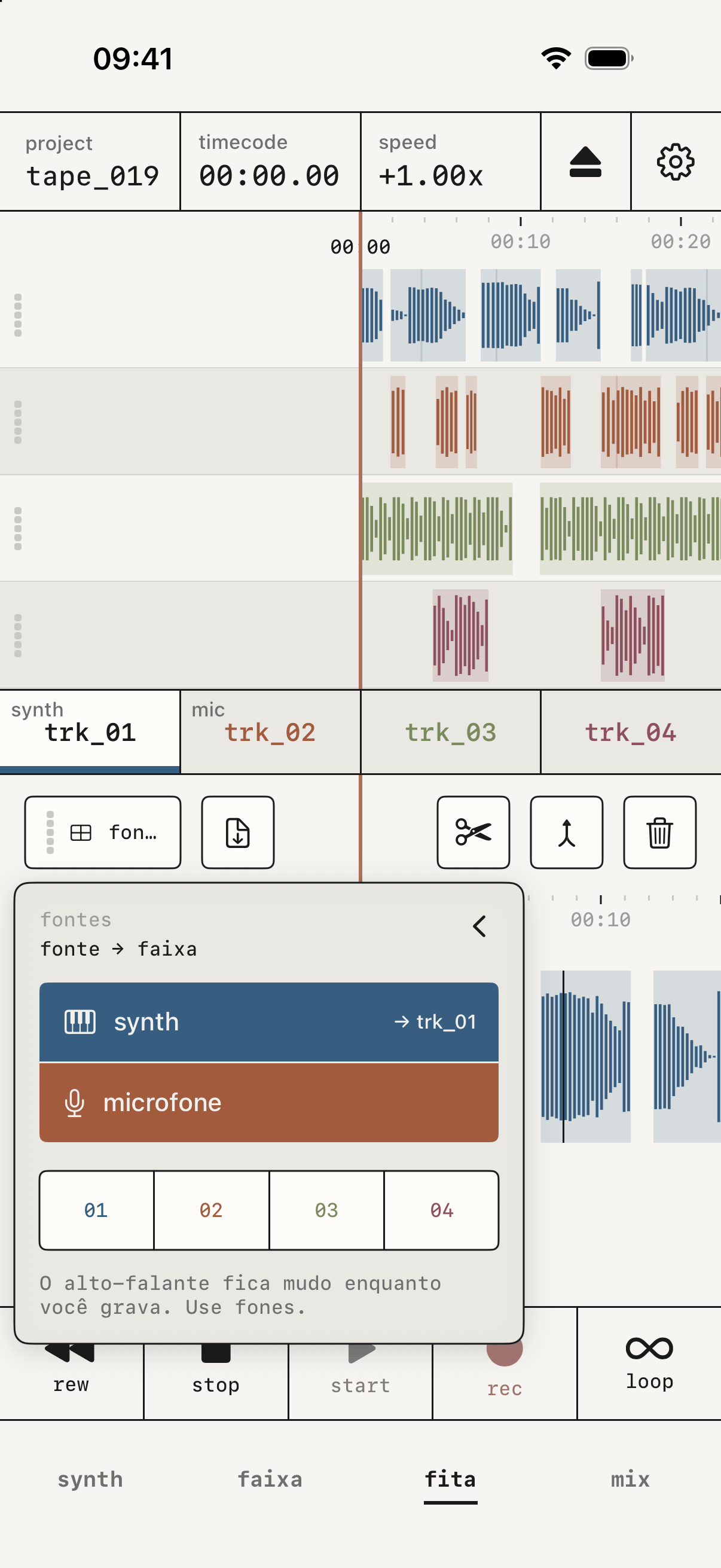 O painel de fontes aberto sobre a fita, com o synth na trk_01 e o microfone na trk_02.